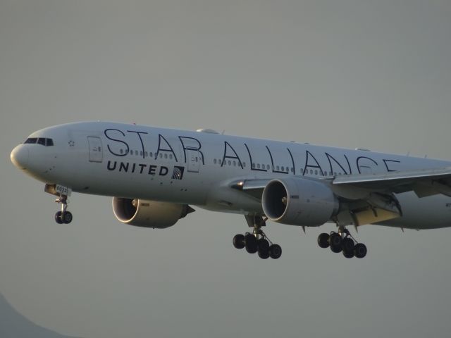 BOEING 777-200LR (N77022)