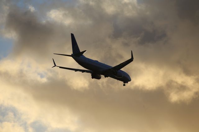 BOEING 737-400 (N76517)