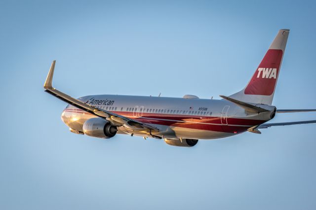 Boeing 737-800 (N915NN)