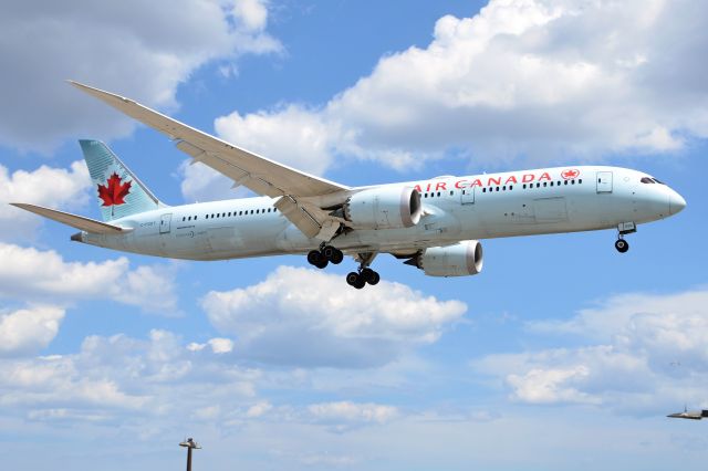 Boeing 787-9 Dreamliner (C-FGDT)