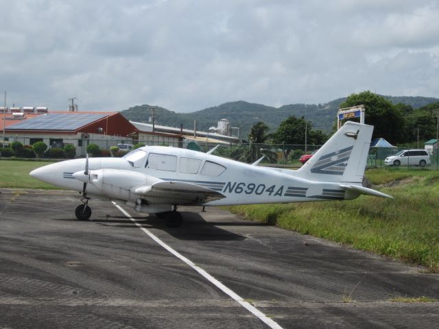 Piper Aztec (N6904A)