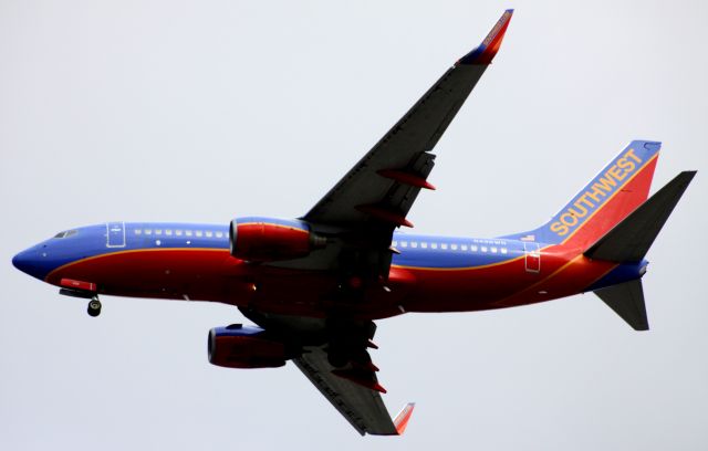 Boeing 737-700 (N498WN) - On Final 30L, Over the HP Pavilion, San Jose, Ca