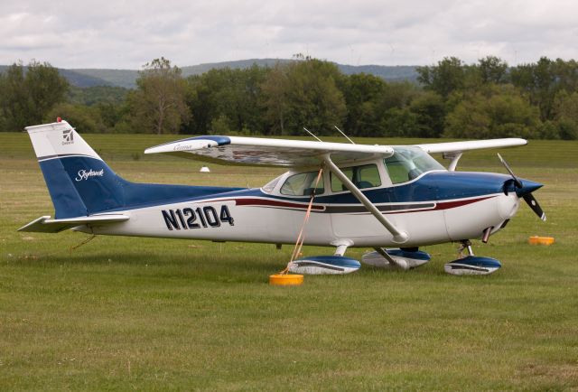 Cessna Skyhawk (N12104) - Great paint job!