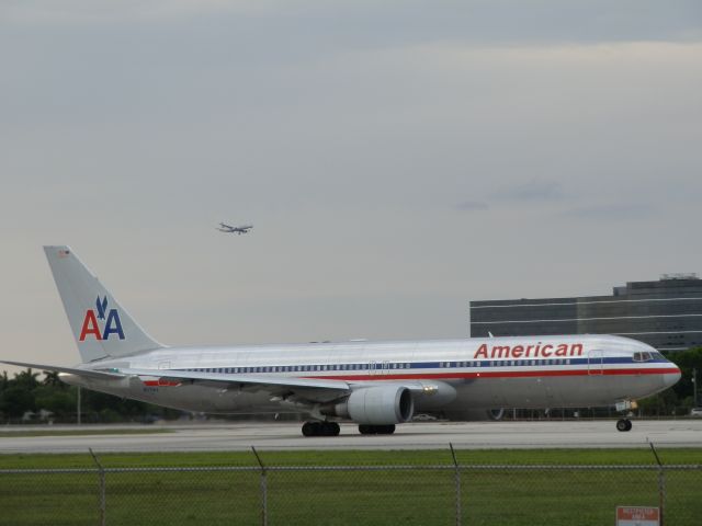 BOEING 767-300 (N371AA)