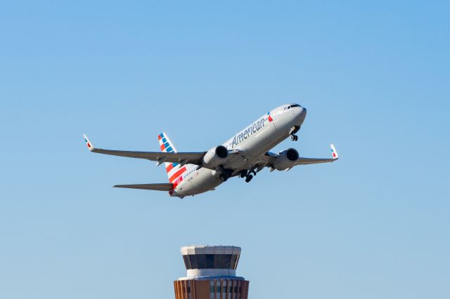 Boeing 737-800 (N951NN) - American Airlines 737-800 taking off from PHX on 11/12/22. Taken with a Canon R7 and Tamron 70-200 G2 lens.