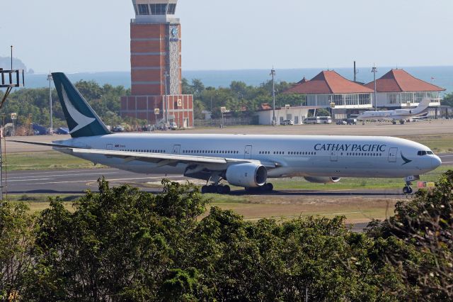 BOEING 777-300 (B-HNJ)