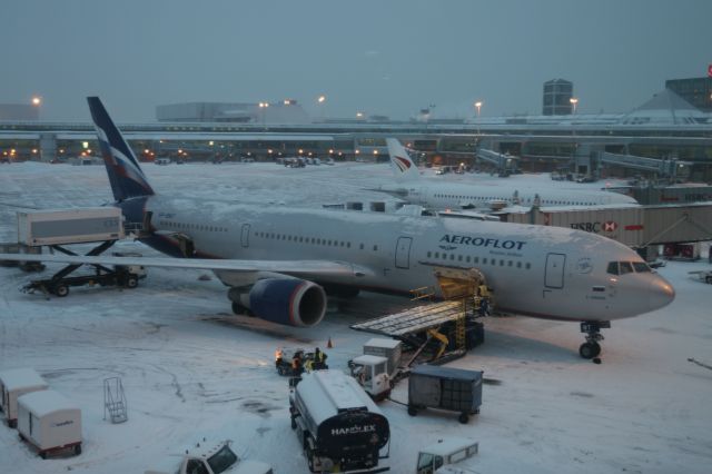 BOEING 767-300 (VP-BWT) - January 18, 2009 - cold snow night in Toronto