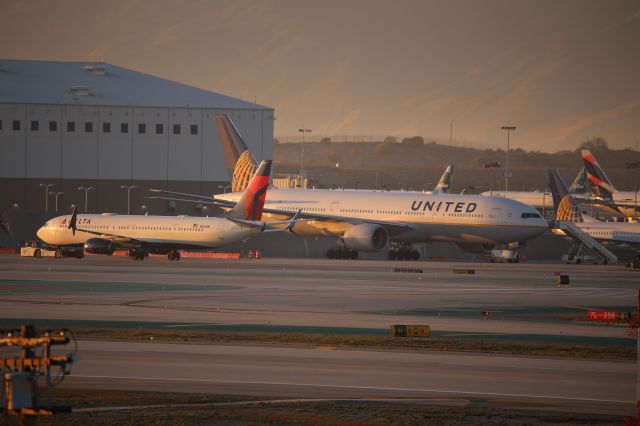 Boeing 737-900 (N892DN)