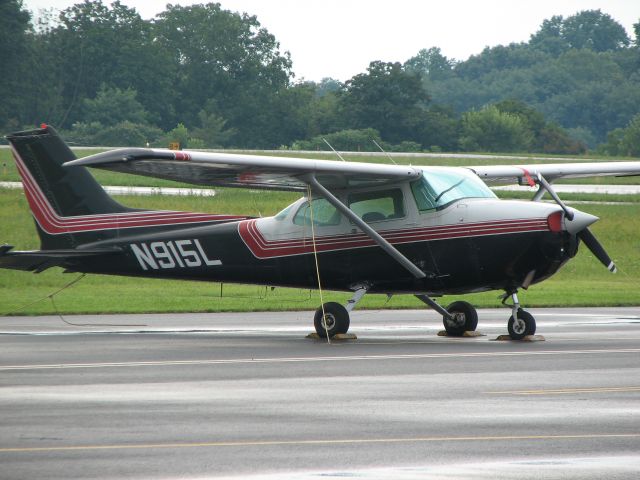 Cessna Skyhawk (N915L) - at Queen City