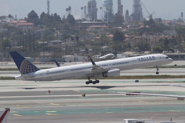 BOEING 757-300 (N75851)