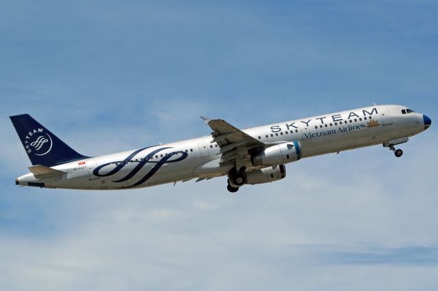 VNA-327 — - "SkyTeam" livery