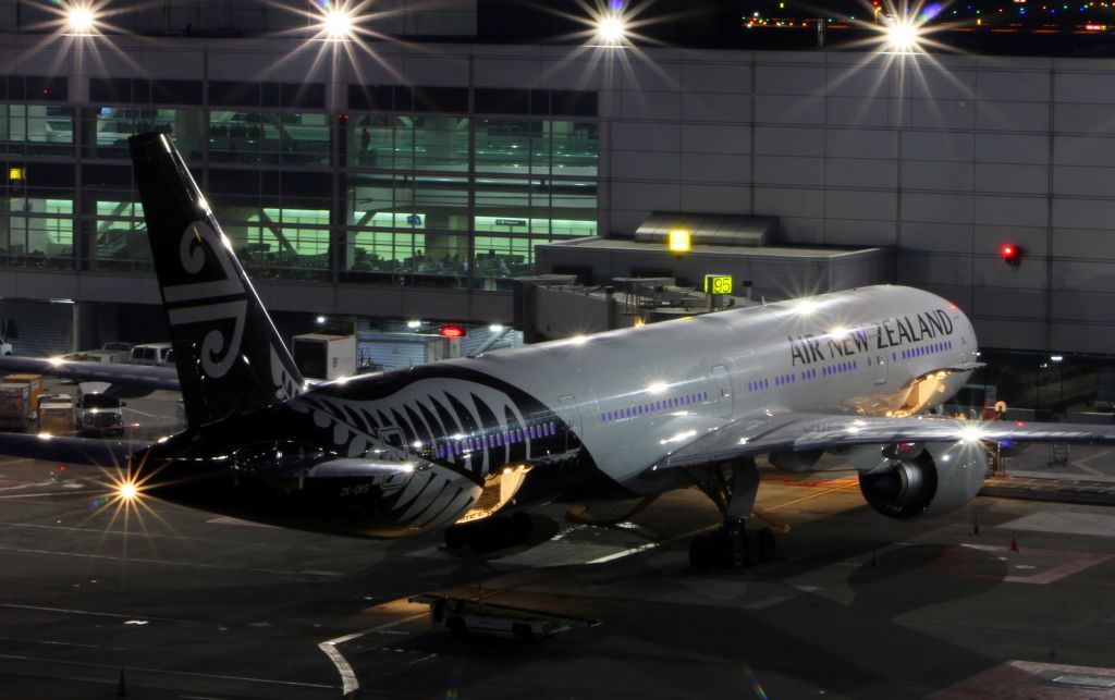 BOEING 777-300 (ZK-OKS)
