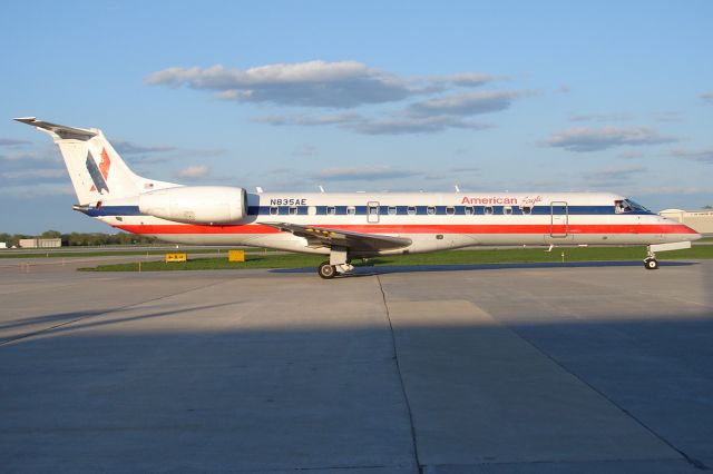 Embraer ERJ-135 (N835AE)