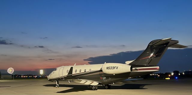 Bombardier Challenger 300 (N533FX) - N533FX enjoying some Independence Day fireworks. Happy 4th!br /br /This aircraft is a 2007 Bombardier Challenger 300, S/N 20160, operated by Flexjet. 7/4/22. 