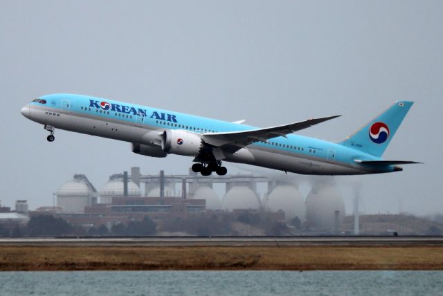 Boeing 787-8 (HL7208) - 'Koreanair 92' to Seoul departing on 4R