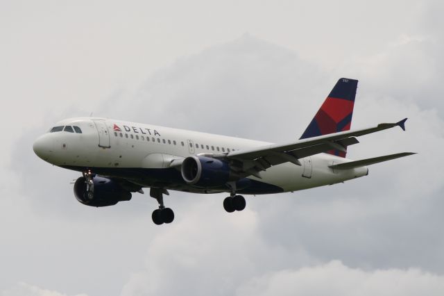 Airbus A319 (N357NB) - Delta 2220 from DTW landing on 5R