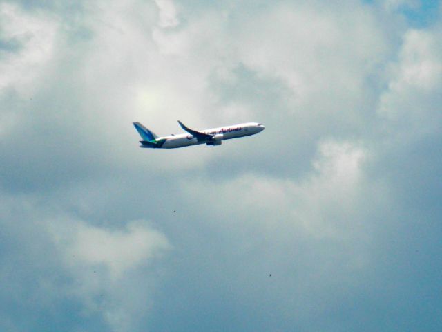 BOEING 767-300 (9Y-LHR)