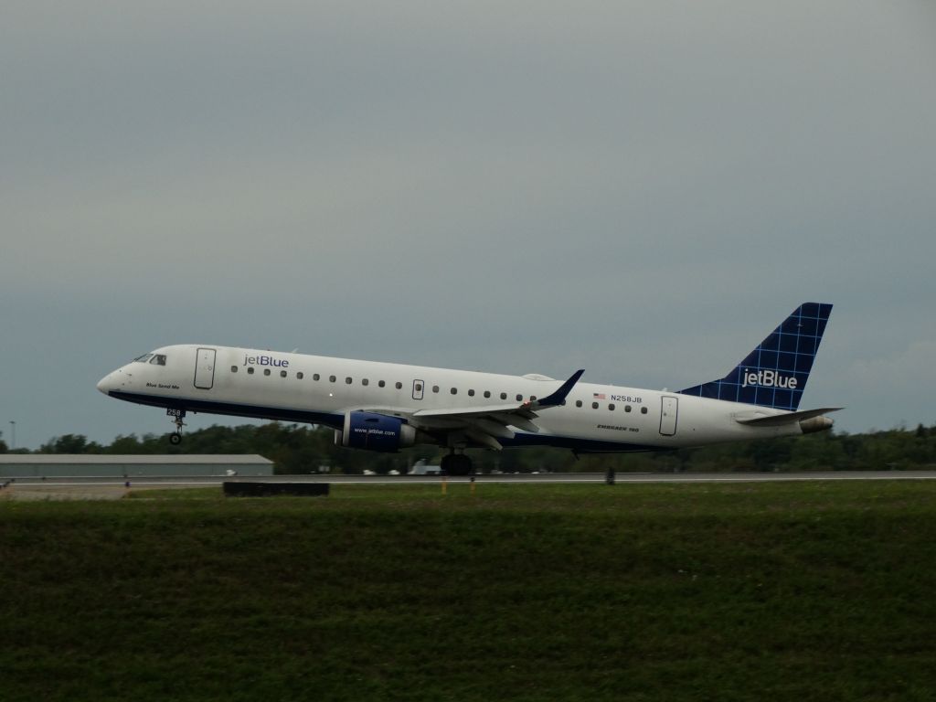 Embraer ERJ-190 (N258JB)