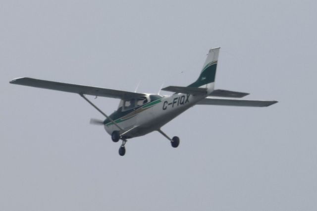 Cessna Skyhawk (C-FIQX) - FIQX Cessna Skyhawk 172-M Aeroclub de Longueuil Inc. Altitude 274 Mètres. Vitesse 149 Km/H. Survolant le fleuve St-Laurent QC. à Lavaltrie. Le 28-09-2024 à 12:58.