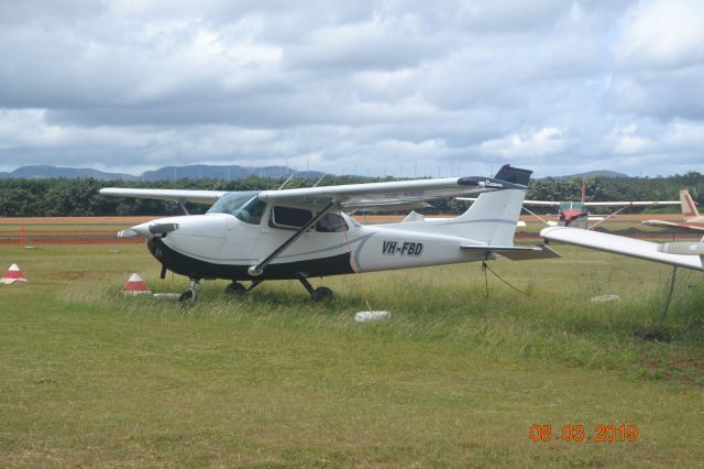 Cessna Skyhawk (VH-FBD) - Parked, waiting next mission.