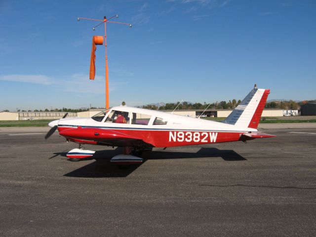 Piper Cherokee (N9382W) - Taxiing at Fullerton
