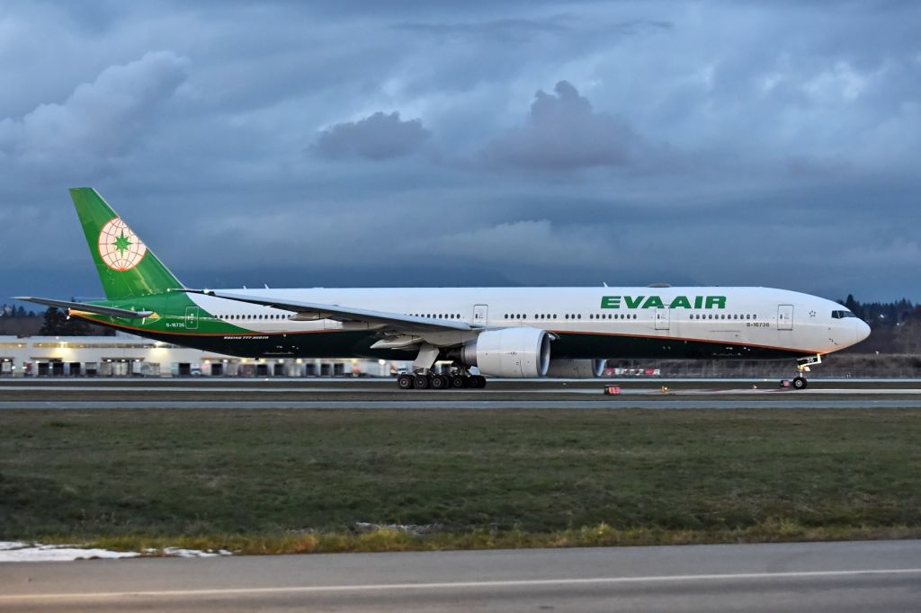 BOEING 777-300 (B-18736)