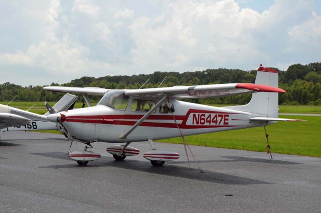 Cessna Skyhawk (N6447E)