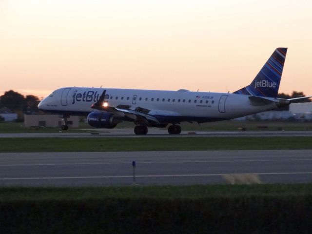 Embraer ERJ-190 (N358JB)