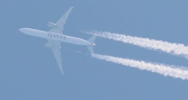 Airbus A330-300 — - From my backyard, 10 km altitude flyover of a Quatar airlines plane, Canon 70-300 mm zoomlens.