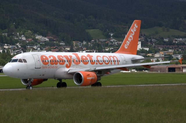 Airbus A319 (G-EZAN)