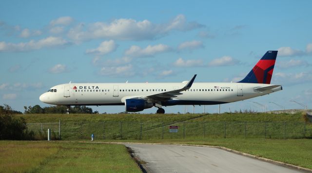 Airbus A321 (N327DN) - 10/08/22 taxiing in on Juliet