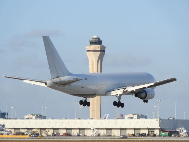 BOEING 767-200 (N741AX)