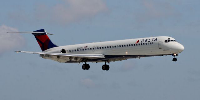 McDonnell Douglas MD-88 (N490DL)