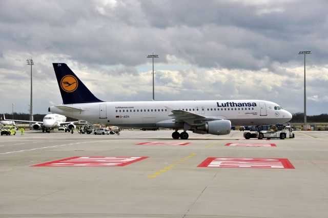 Airbus A320 (D-AIZH) - Lufthansa Airbus A320-214 D-AIZH in Munich 