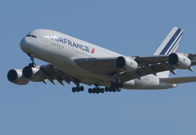 Airbus A380-800 (F-HPJC) - 22/04/2013br /Landing 8G