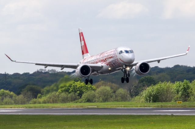 Airbus A220-300 (HB-JCA) - SWR394 landing on 05R from Zurich