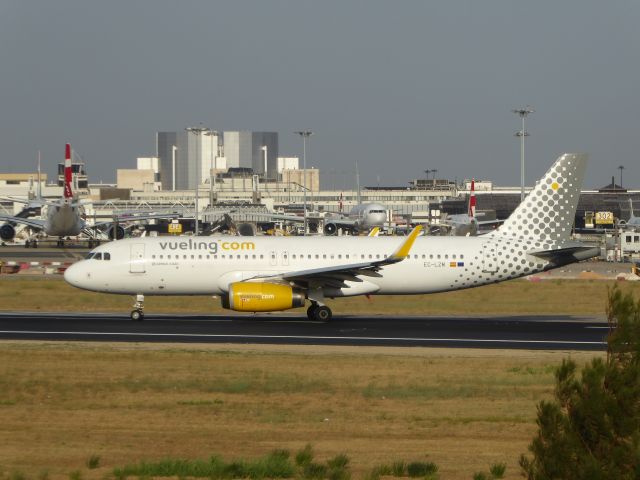 Airbus A320 (EC-LZM) - vueling A320-200(WL) EC-LZM ready to takeoff on rwy 03 LIS in the evening of 05.09.2016.