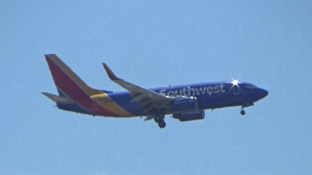 Boeing 737-700 (N413WN) - Looks good in the sun.