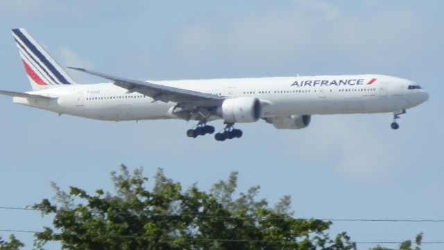 BOEING 777-300ER (F-GSQE) - Arriving from Paris(Charles de Gaulle{Roissy}(LFPG)