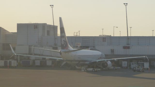 Boeing 737-800 (N536AS) - Preparing for takeoff to San Antonio. Del to Alaska Airlines in 2012