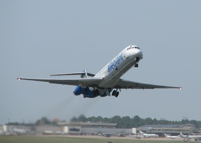 McDonnell Douglas MD-83 (N883GA) - Taking off on 14 at Shreveport Regional.