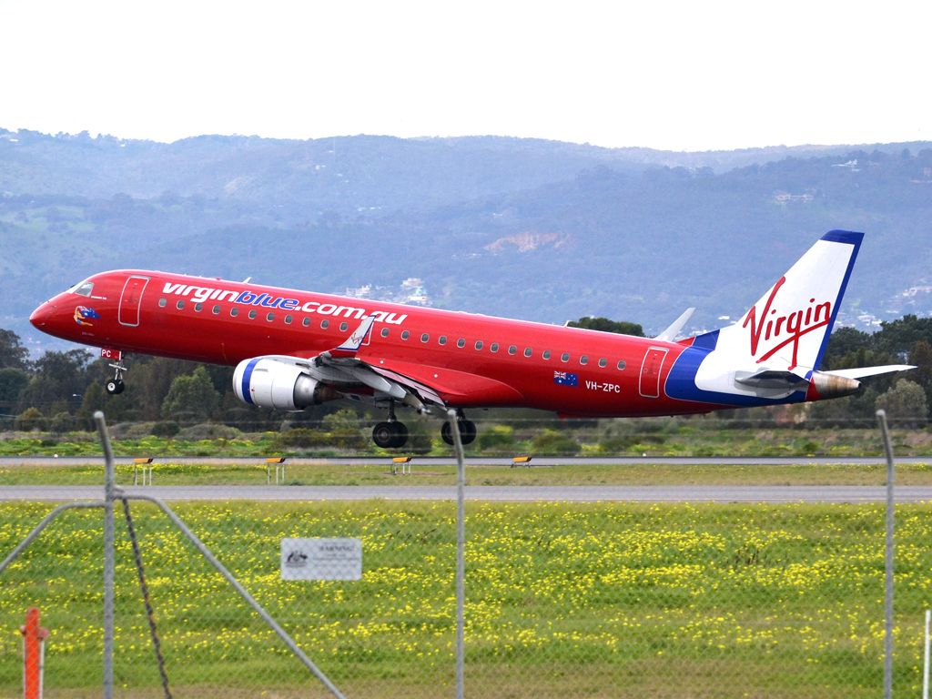 Embraer ERJ-190 (VH-ZPC) - About to put down on runway 05. Thursday 12th July 2012.