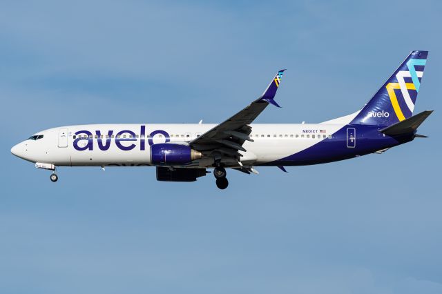 Boeing 737-800 (N801XT)