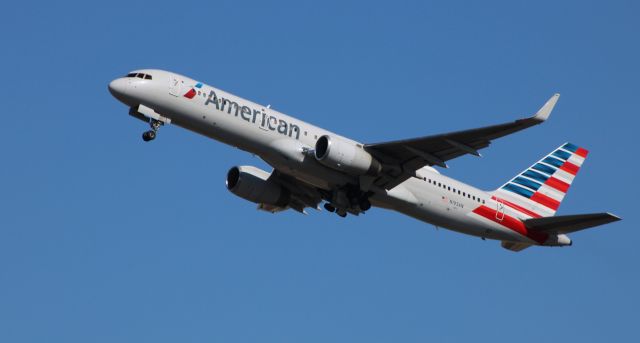 Boeing 757-200 (N193AN) - On final is this 2001 American Airlines Boeing 757-223 in the Winter of 2020.