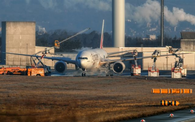 Boeing 777-200 (A6-EFI)