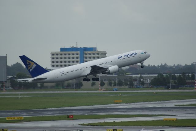 BOEING 767-300 (P4-KCB) - B767-306ER cn27614 Take Off EHAM Rwy 18L 15-07-2012