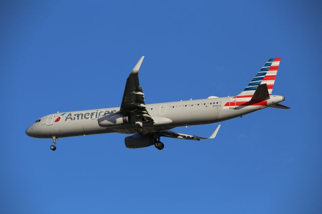 Airbus A321 (N146AA)