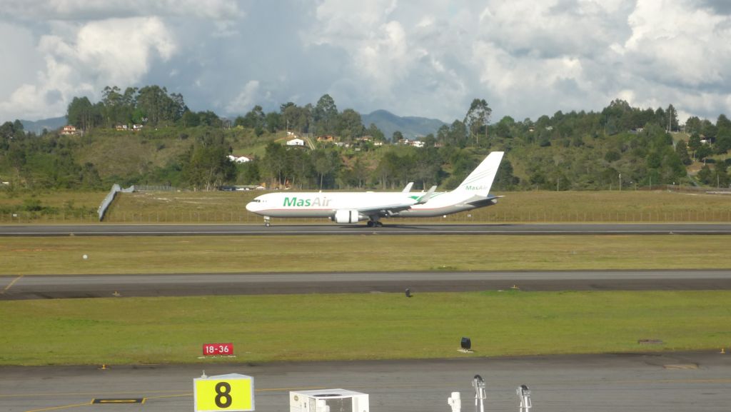 BOEING 767-300 (N526LA)