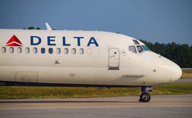 McDonnell Douglas MD-88 (N999DN) - Early summer morning departure.