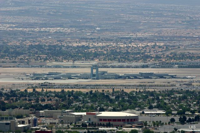 — — - KLAS - then new D gates at Las Vegas April 3rd, 2005 from the Stratosphere Tower. Note on the far right is TED at the end! drum roll drum roll - cymbol!